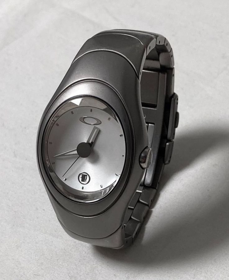 Best men's accessories in tirur-dial chain watch